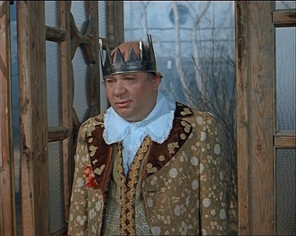 - Не показывайте ее мне. Я не желаю, я боюсь! Ну что такое?! Палача отняли, жандармов отняли! Пугают! Свиньи вы, а не верноподданные!