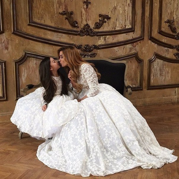 Выходит замуж в белом платье Выходит замуж в белом платье